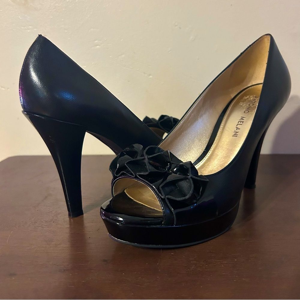 Antonio Melani Peep Toe Pumps patten leather accents Ruffle toe Black 7.5